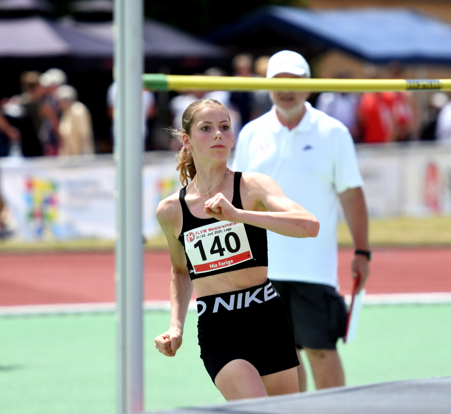 Die Sprunglatte fest im Blick: Mit der persönlichen Bestleistung von 1,62 Metern wurde W15-Athletin Nia Ferige vom LAZ Soest Vize-Westfalenmeisterin im Hochsprung. Foto: Bottin Die Sprunglatte fest im Blick: Mit der persönlichen Bestleistung von 1,62 Metern wurde W15-Athletin Nia Ferige vom LAZ Soest Vize-Westfalenmeisterin im Hochsprung. Foto: Bottin
