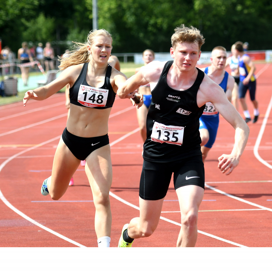 Stabwechsel in der 4 x 200 - Meter - Mixed - Staffel zwischen Mia Vollmer und Moritz Langenscheidt. Das Quartett des LAZ Soest, zu dem noch Matthis Eckhoff und Maj Bolinger gehören, gewann wie im Vorjahr Westfalen-Bronze. Foto: Bottin Stabwechsel in der 4 x 200 - Meter - Mixed - Staffel zwischen Mia Vollmer und Moritz Langenscheidt. Das Quartett des LAZ Soest, zu dem noch Matthis Eckhoff und Maj Bolinger gehören, gewann wie im Vorjahr Westfalen-Bronze. Foto: Bottin