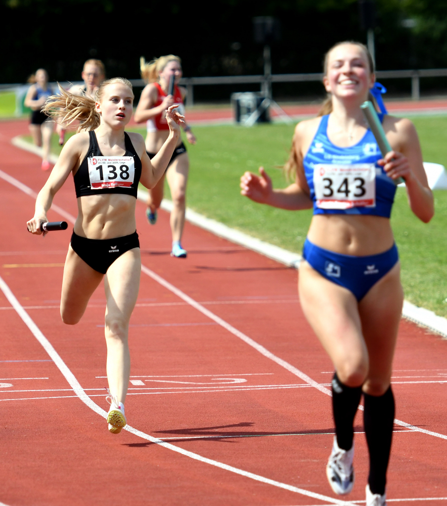 Zieleinlauf: Maja Bolinger vom LAZ Soest überquert als Schlussläuferin der 4 x 200 - Meter - Mixed - Staffel als Dritte in 1:37,69 Minuten die Ziellinie. Rechts die Schlussläuferin des zweitplatzierten Quartetts der LG Kindelsberg Kreuztal. Foto: Bottin Zieleinlauf: Maja Bolinger vom LAZ Soest überquert als Schlussläuferin der 4 x 200 - Meter - Mixed - Staffel als Dritte in 1:37,69 Minuten die Ziellinie. Rechts die Schlussläuferin des zweitplatzierten Quartetts der LG Kindelsberg Kreuztal. Foto: Bottin