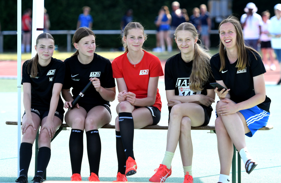 Die U16-Staffel des LAZ Soest, v.l.n.r. Marie Rustemeyer, Marlene Soer, Nia Ferige und Greta Karsten, mit Trainerin Annika Straub, holte als jüngstes Team unter 21 Staffeln in 51,85 Sekunden einen ausgezeichneten siebten Platz bei den Westfalenmeisterschaften in Lage. Foto: Bottin Die U16-Staffel des LAZ Soest, v.l.n.r. Marie Rustemeyer, Marlene Soer, Nia Ferige und Greta Karsten, mit Trainerin Annika Straub, holte als jüngstes Team unter 21 Staffeln in 51,85 Sekunden einen ausgezeichneten siebten Platz bei den Westfalenmeisterschaften in Lage. Foto: Bottin