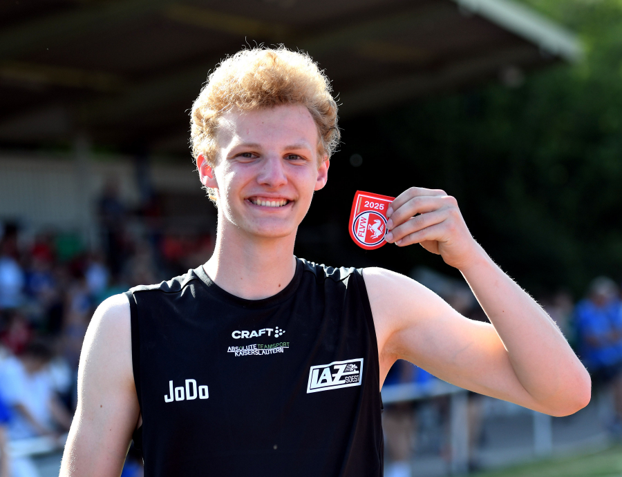 Strahlender Westfalenmeister: U20-Athlet Jonas Dorenkamp vom LAZ Soest präsentiert nach seinem Sieg im Stabhochsprung stolz das "Westfalenpferdchen". Foto: Bottin Strahlender Westfalenmeister: U20-Athlet Jonas Dorenkamp vom LAZ Soest präsentiert nach seinem Sieg im Stabhochsprung stolz das "Westfalenpferdchen". Foto: Bottin