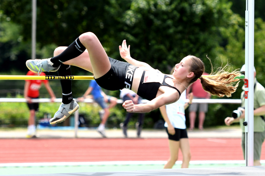 Vize-Westfalenmeisterin im Hochsprung mit persönlicher Bestlistung: Nia Ferige vom LAZ Soest musste sich mit 1,62 Metern nur Lyra Okpara vom SV Brackwede (1,65 Meter) geschlagen geben. Foto: Bottin Vize-Westfalenmeisterin im Hochsprung mit persönlicher Bestlistung: Nia Ferige vom LAZ Soest musste sich mit 1,62 Metern nur Lyra Okpara vom SV Brackwede (1,65 Meter) geschlagen geben. Foto: Bottin