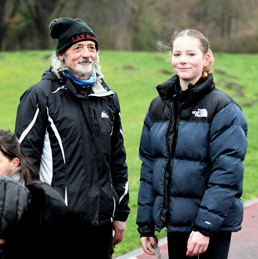 U16-Sportlerin Nia Ferige vom LAZ Soest freute sich mit Trainer Ralf Reinhard über einen gelungenen Einstand in das neue Wettkampfjahr. Die NRW- und Westfalenmeisterin im Hammer-                             und Diskuswurf von 2023 konnte mit ihren Resultaten und den höheren Wurfgewichten in der neuen Altersklasse sehr zufrieden sein. Foto: Bottin