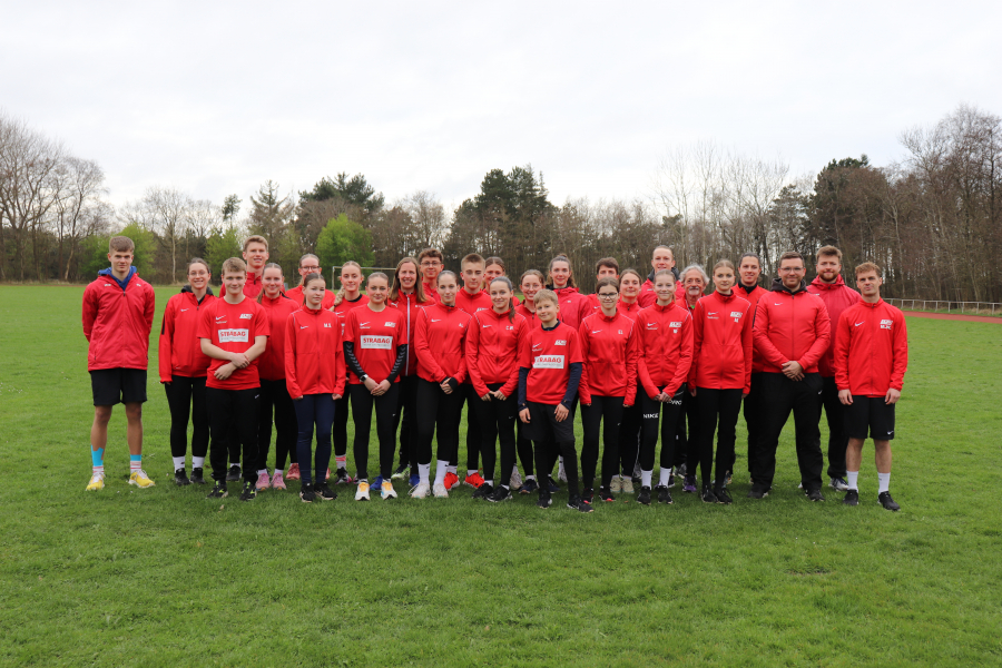 Rund 30 Sportlerinnen und Sportler nahmen am LAZ-Trainingslager in St. Peter-Ording teil. Foto: Finkeldei
