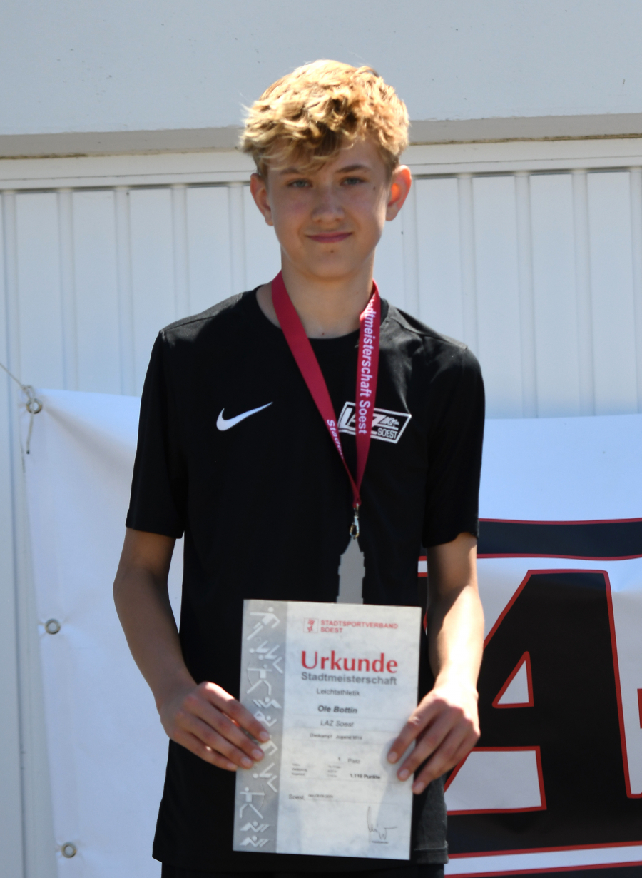 Ole Bottin war mit 1116 Punkten im Dreikampf der Altersklasse M14 erfolgreich. Im Einzelwettbewerb des Hochsprung steigerte sich der Sportler des LAZ Soest auf gute 1,54 Meter. Foto: Bottin