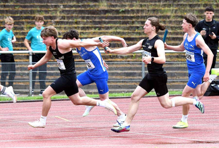 Die U20-Staffel des LAZ Soest, hier Tim Welschoff (rechts) und Matthis Eckhoff beim ersten Wechsel während des Gladbecker Borsig-Meetings, will sich bei den Landesmeisterschaften in Lage über 4 x 100-Meter für die Deutschen Meisterschaften qualifizieren. Foto: Bottin Die U20-Staffel des LAZ Soest, hier Tim Welschoff (rechts) und Matthis Eckhoff beim ersten Wechsel während des Gladbecker Borsig-Meetings, will sich bei den Landesmeisterschaften in Lage über 4 x 100-Meter für die Deutschen Meisterschaften qualifizieren. Foto: Bottin