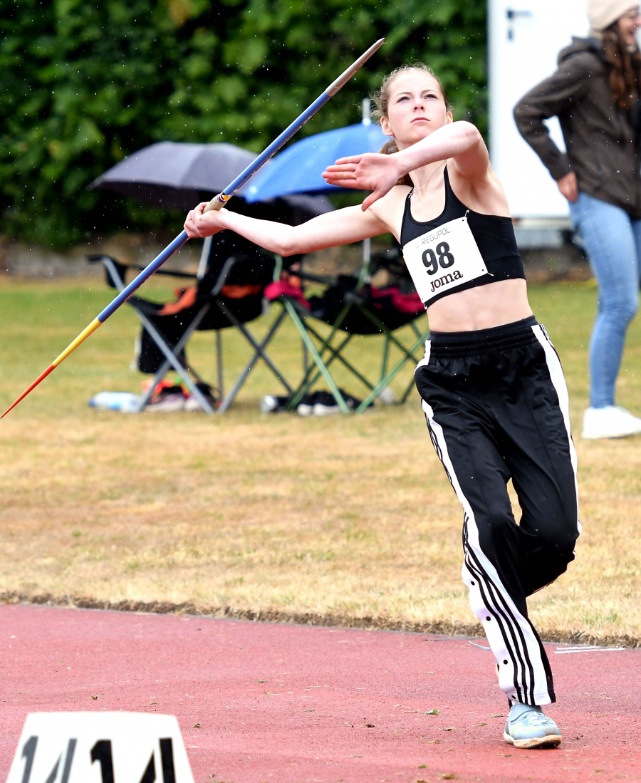 Mehrkampftalent Nia Ferige ist bei den Westfalenmeisterschaften in Lage mit fünf Disziplinstarts, u.a.a. im Speerwurf, die meistbeschäftigste Sportlerin des LAZ Soest. Im Diskuswurf ist die W15-Athletin des LAZ Soest Topfavoritin auf den Titel. Foto: Bottin Mehrkampftalent Nia Ferige ist bei den Westfalenmeisterschaften in Lage mit fünf Disziplinstarts, u.a.a. im Speerwurf, die meistbeschäftigste Sportlerin des LAZ Soest. Im Diskuswurf ist die W15-Athletin des LAZ Soest Topfavoritin auf den Titel. Foto: Bottin