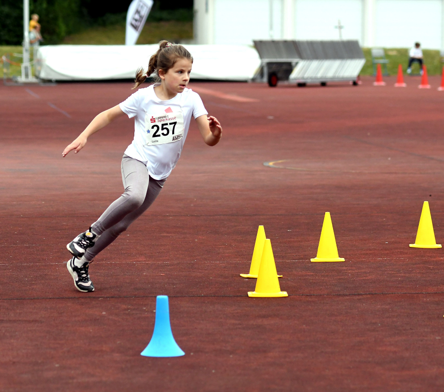 Kurvenlage: Lucia Heitmann vom LAZ Soest in der Strafrunde bei der Biathlonstaffel. Foto: Bottin Kurvenlage: Lucia Heitmann vom LAZ Soest in der Strafrunde bei der Biathlonstaffel. Foto: Bottin
