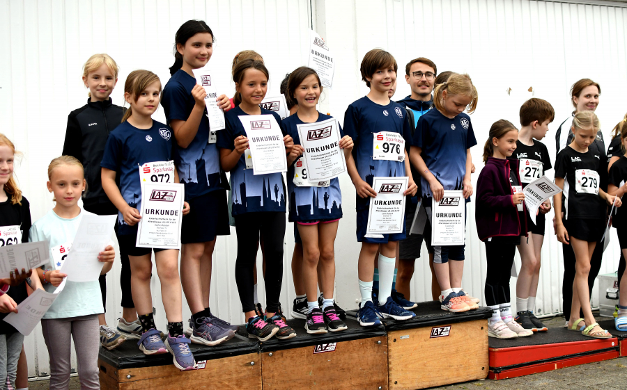 Trainerin Maya Klute mit Kindern des U8-Teams des LAZ Soest vor der Biathlonstaffel. Foto: Bottin Trainerin Maya Klute mit Kindern des U8-Teams des LAZ Soest vor der Biathlonstaffel. Foto: Bottin