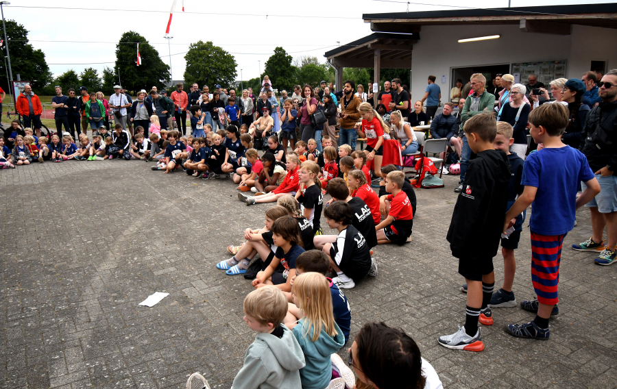 Warten auf die Siegerehrung. Foto: Bottin Warten auf die Siegerehrung. Foto: Bottin