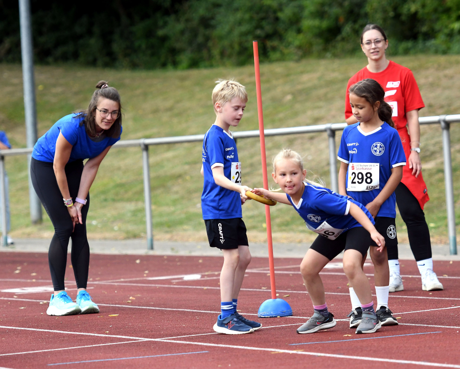 U8-Kinder des USC Bochum beim Wechselvorgang in der Hindernisstaffel. Foto: Bottin U8-Kinder des USC Bochum beim Wechselvorgang in der Hindernisstaffel. Foto: Bottin