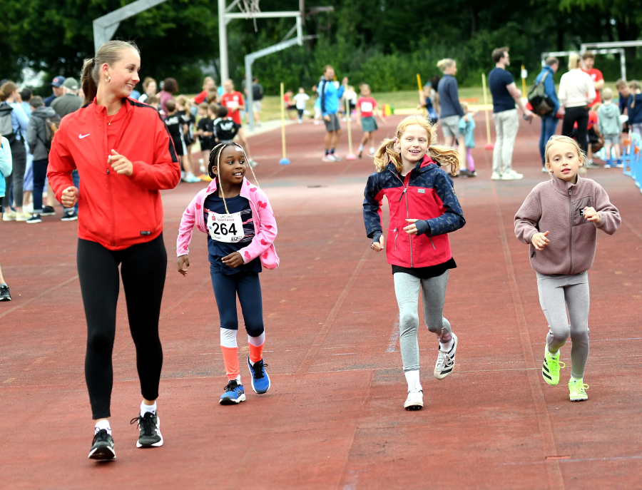 So gehts: Eine Dortmunder Trainerin zeigt ihren Schützlingen die richtige Haltung beim Absprung. Foto: Bottin So gehts: Eine Dortmunder Trainerin zeigt ihren Schützlingen die richtige Haltung beim Absprung. Foto: Bottin