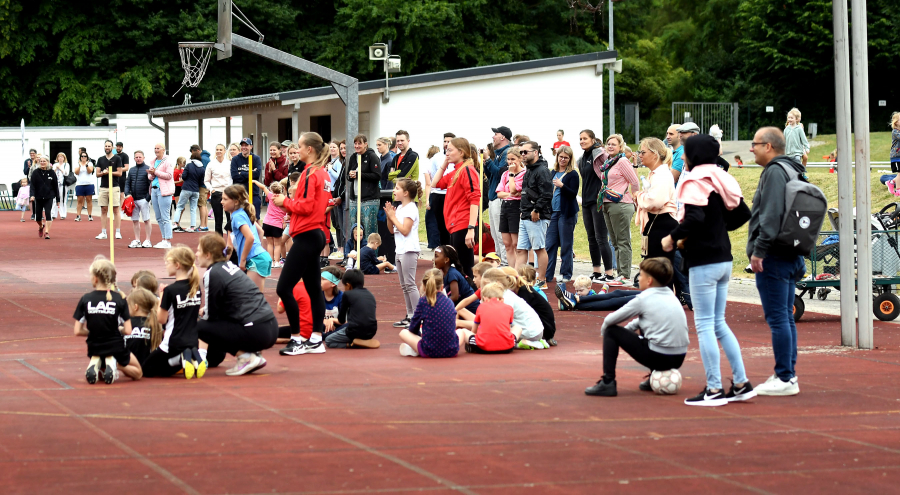 Beim Zielwerfen in den umgedrehten Sprungkasten hieß es: Treffen oder in die Strafrunde. Foto: Bottin Beim Zielwerfen in den umgedrehten Sprungkasten hieß es: Treffen oder in die Strafrunde. Foto: Bottin