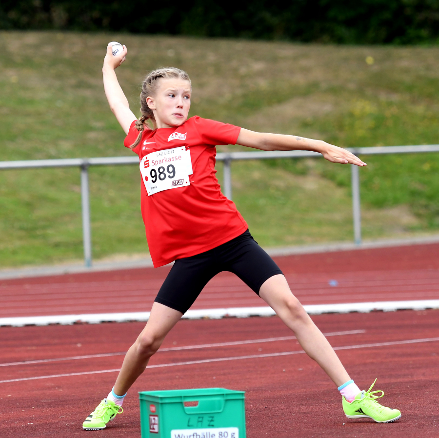 Platz zwei: W11-Sportlerin Sophie Bornemann vom LAZ Soest schleuderte den Schlagball in Hagen 29,50 Meter weit. Foto: Bottin Platz zwei: W11-Sportlerin Sophie Bornemann vom LAZ Soest schleuderte den Schlagball in Hagen 29,50 Meter weit. Foto: Bottin