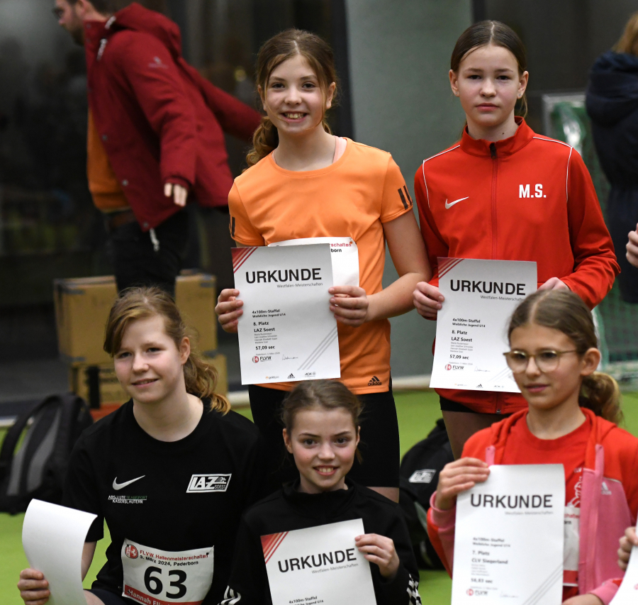 Die LAZ-Staffelmädchen der U14  während der 4 x 100-Meter-Siegerehrung im Paderborner Ahorn-Sportpark. Foto: Bottin