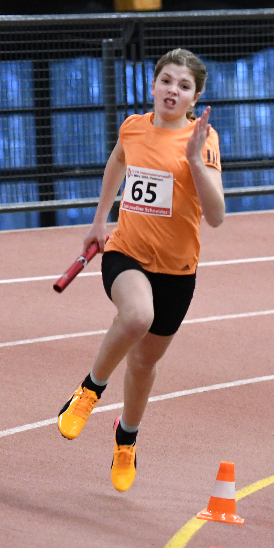 Leni Schneider an Position zwei über 4 x 100 Meter  während ihres Staffeleinsatzes im Paderborner Ahorn-Sportpark. Foto: Bottin
