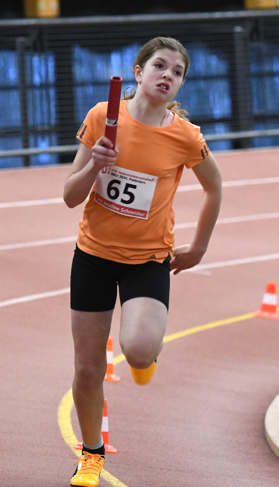 Leni Schneider an Position zwei über 4 x 100 Meter  während ihres Staffeleinsatzes im Paderborner Ahorn-Sportpark. Foto: Bottin
