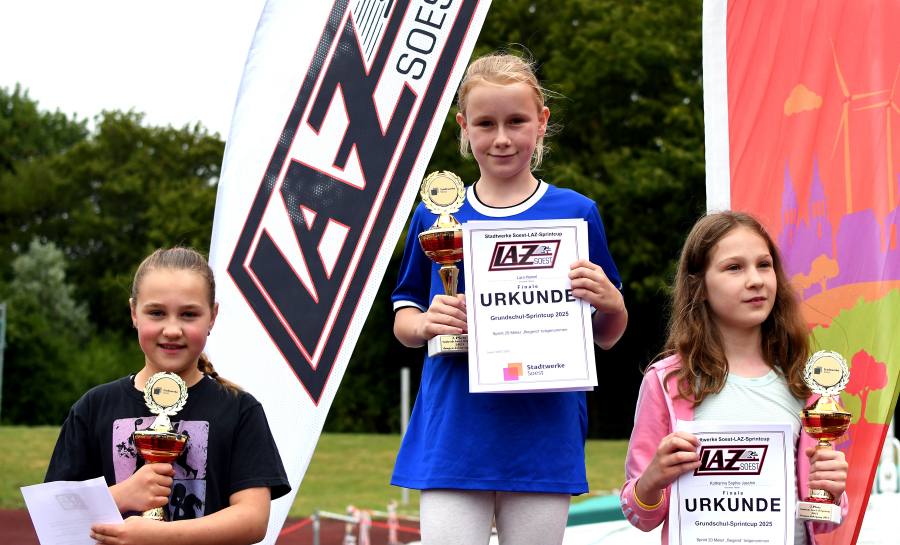 Bei den M&auml;dchen des Jahrgangs 2015 holten sich Siegerin Lara Hamel (Mitte, Astrid-Lindgren), Lenie Wiesner (links, Zweite, Bruno) und Katharina Sophie Jaschin (rechts, Dritte, Johannes) die Pokale. Foto: Bottin