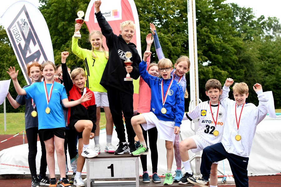 Schnelle Truppe: Die Patroklisch&uuml;ler stellten mit Eliana Kozubenko und Julius Schoofs (Mitte) zwei Sieger beim Finale des Sprintcups. Mehr Pokale und damit auch den Wanderpokal gewann diesmal die Brunoschule. Foto: Bottin