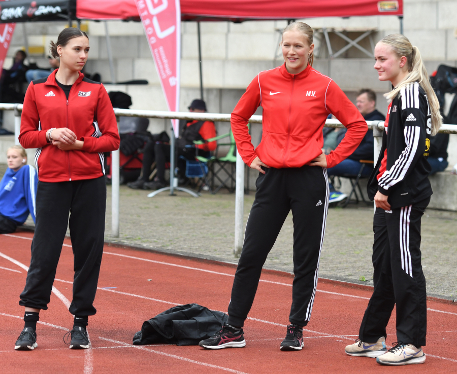 Noch relativ entspannt vor den abschließenden 800 Metern: Das Siebenkampfteam der U18 mit Mathilda Grienitz (von links), Mia Vollmer und Maya Klute. Foto: Bottin Noch relativ entspannt vor den abschließenden 800 Metern: Das Siebenkampfteam der U18 mit Mathilda Grienitz (von links), Mia Vollmer und Maya Klute. Foto: Bottin