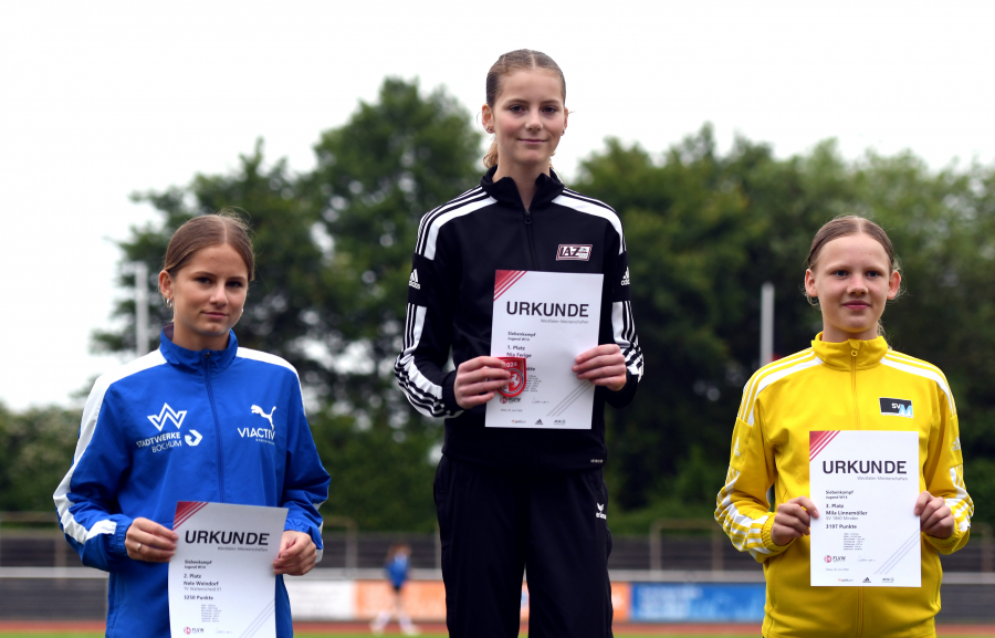 Mit 3312 Punkten Siebenkampf-Westfalenmeisterin: Nia Ferige (Mitte) vom LAZ Soest siegte vor Nele Weindorf (Wattenscheid, links) und Mila Linnemöller (Minden). Foto: Bottin Mit 3312 Punkten Siebenkampf-Westfalenmeisterin: Nia Ferige (Mitte) vom LAZ Soest siegte vor Nele Weindorf (Wattenscheid, links) und Mila Linnemöller (Minden). Foto: Bottin