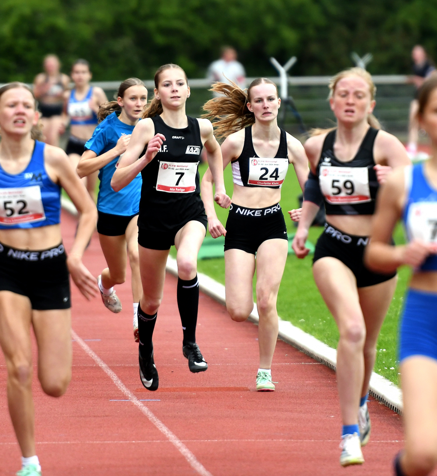 Auf den letzten Metern beim 800-Meter-Lauf des Siebenkampfes: W14-Westfalenmeisterin Nia Ferige vom LAZ Soest (Nr. 7). Foto: Bottin Auf den letzten Metern beim 800-Meter-Lauf des Siebenkampfes: W14-Westfalenmeisterin Nia Ferige vom LAZ Soest (Nr. 7). Foto: Bottin