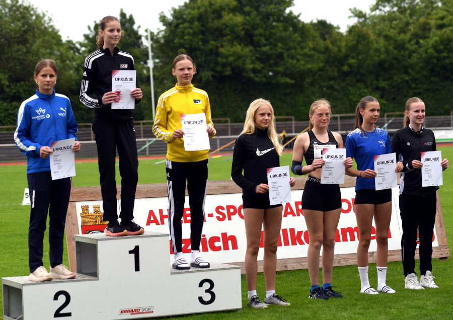 W14-Siegerehrung im Siebenkampf mit Westfalenmeisterin Nia Ferige vom LAZ Soest. Foto: Bottin W14-Siegerehrung im Siebenkampf mit Westfalenmeisterin Nia Ferige vom LAZ Soest. Foto: Bottin