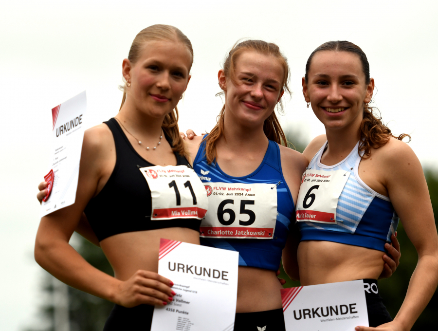 Westfalens beste Siebenkämpferinnen der weiblichen Jugend U18 (von links): Mia Vollmer vom LAZ Soest als Vizemeisterin, Charlotte Jatzkowski (Meisterin, TV Gladbeck) und Maria Sauer (Herford, Drittplatzierte). Foto: Bottin Westfalens beste Siebenkämpferinnen der weiblichen Jugend U18 (von links): Mia Vollmer vom LAZ Soest als Vizemeisterin, Charlotte Jatzkowski (Meisterin, TV Gladbeck) und Maria Sauer (Herford, Drittplatzierte). Foto: Bottin