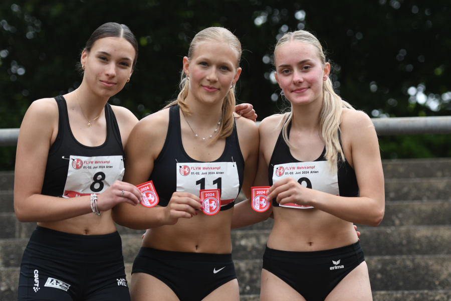 Mannschaftsgold für die weibliche U18-Jugend des LAZ Soest: Mit 10976 Punkten wurden Mathilda Grienitz, Mia Vollmer und Maya Klute (von link) Siebenkampf-Westfalenmeisterinnen. Foto: Bottin Mannschaftsgold für die weibliche U18-Jugend des LAZ Soest: Mit 10976 Punkten wurden Mathilda Grienitz, Mia Vollmer und Maya Klute (von link) Siebenkampf-Westfalenmeisterinnen. Foto: Bottin
