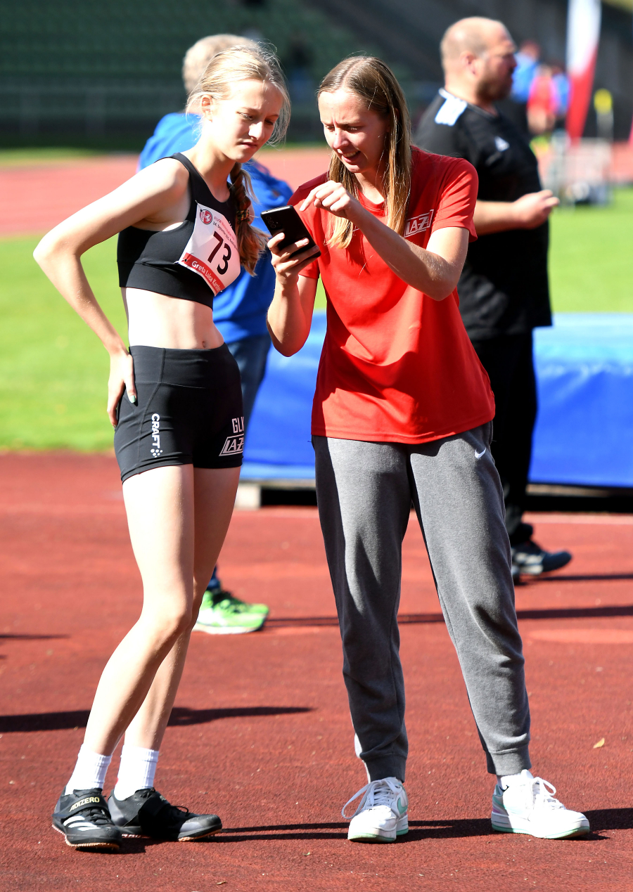 Videoanalyse: Greta Karsten mit Trainerin Annika Straub während des Wettkampfes im Stadion Hohenhorst. Foto: Bottin
