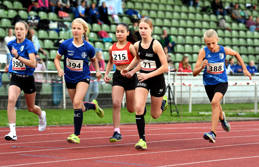 Mutiger Bronze-Lauf: Noelle Biegel (Nr. 71) vom LAZ Soest kam über 800 Meter der Altersklasse W12 in neuer Vereinsrekordzeit auf Platz drei. Foto: Bottin