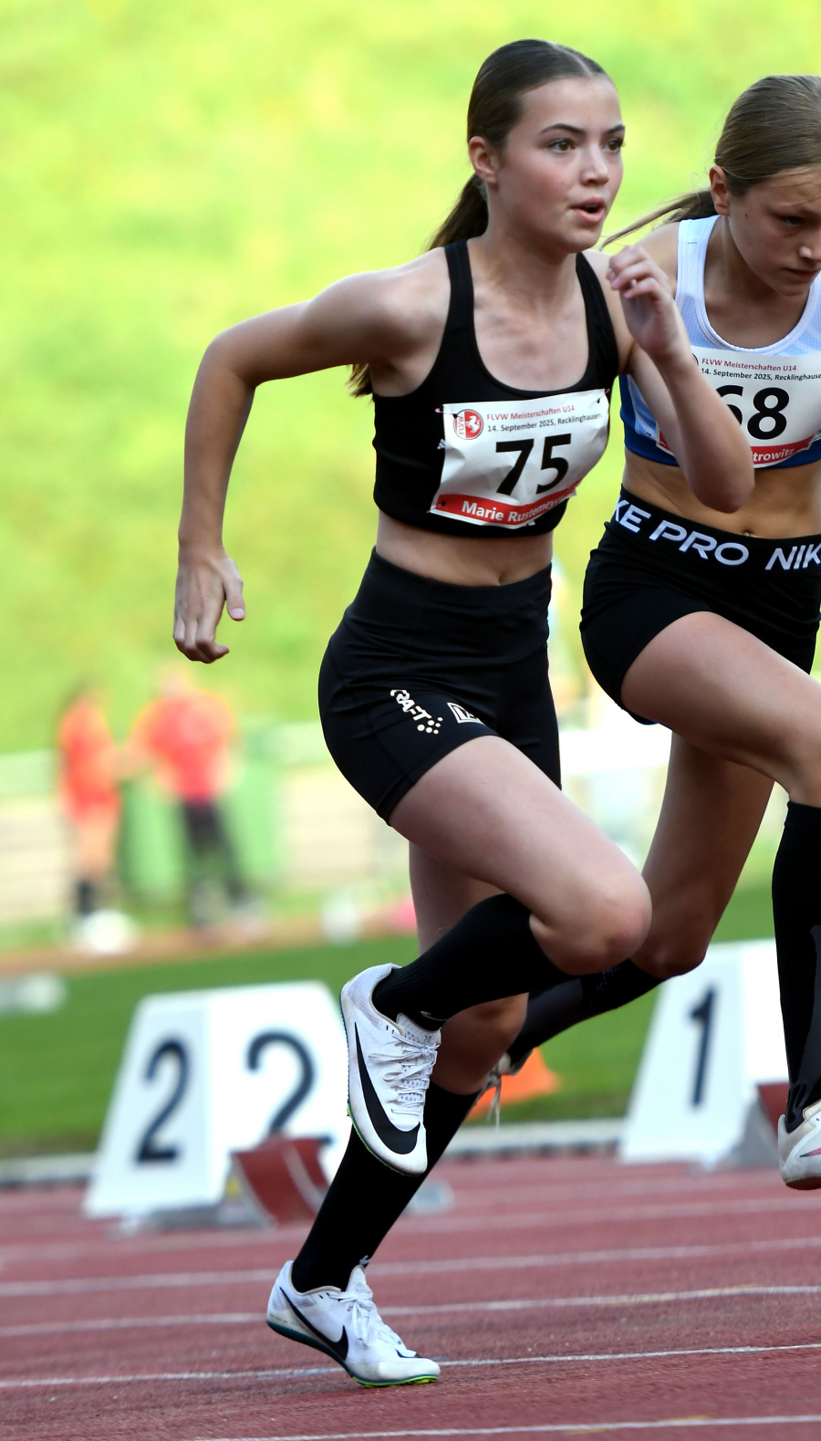 W13-Sportlerin Marie Rustemeyer vom LAZ Soest erzielte mit 10,69 Sekunden persönliche Bestzeit über 75 Meter. Foto: Bottin W13-Sportlerin Marie Rustemeyer vom LAZ Soest erzielte mit 10,69 Sekunden persönliche Bestzeit über 75 Meter. Foto: Bottin