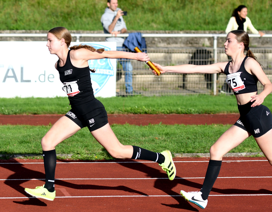 Perfekter Wechsel zwischen Marie Rustemeyer (rechts) und Noelle Biegel über 4 x 75 Meter. Am Ende musste sich das Mädchen-Staffelquartett des LAZ Soest jedoch mit eher bescheidenen 42,17 Sekunden zufrieden geben. Foto: Bottin