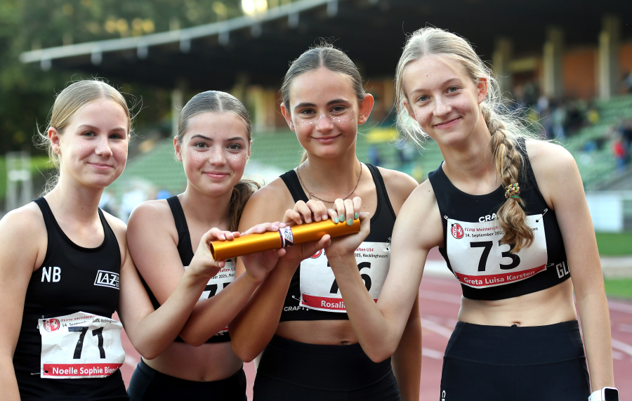 Die Maskerade stimmte: Die U14-Mädchen des LAZ Soest, v.l.n.r.: Noelle Biegel, Marie Rustemeyer, Rosalie Tigges und Greta Karsten, mussten sich über 4 x 75 Meter jedoch mit eher bescheidenen 42,17 Sekunden zufrieden geben. Foto: Bottin Die Maskerade stimmte: Die U14-Mädchen des LAZ Soest, v.l.n.r.: Noelle Biegel, Marie Rustemeyer, Rosalie Tigges und Greta Karsten, mussten sich über 4 x 75 Meter jedoch mit eher bescheidenen 42,17 Sekunden zufrieden geben. Foto: Bottin