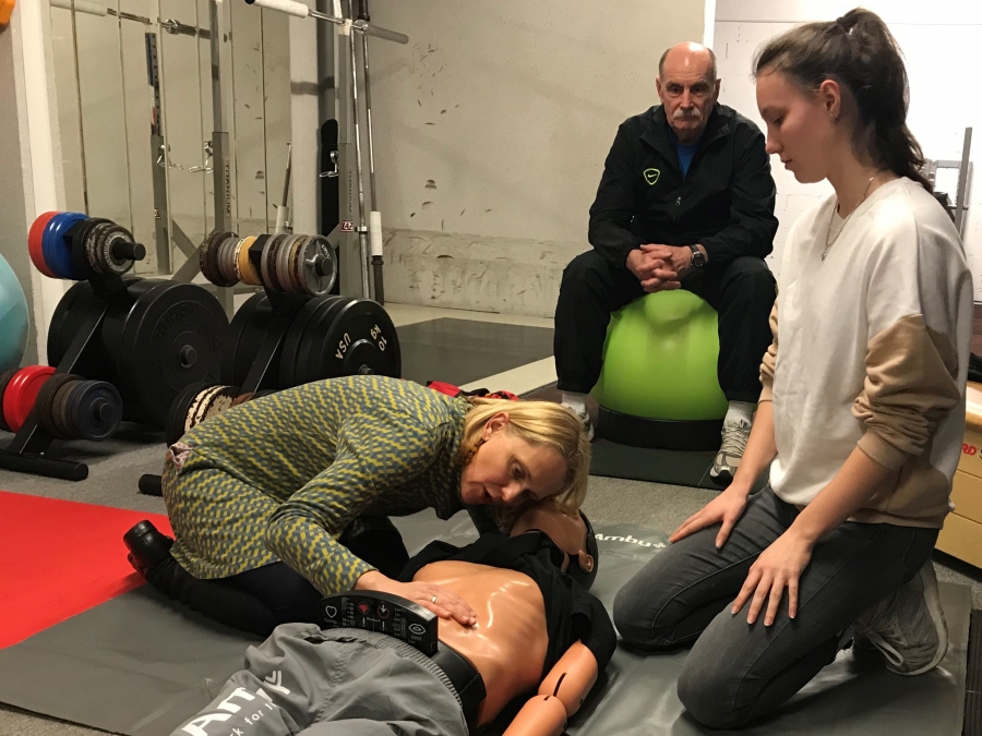 Ute Friedrich-Pagels (links) leitete den Erste Hilfe-Kurs. Ute Friedrich-Pagels (links) leitete den Erste Hilfe-Kurs.