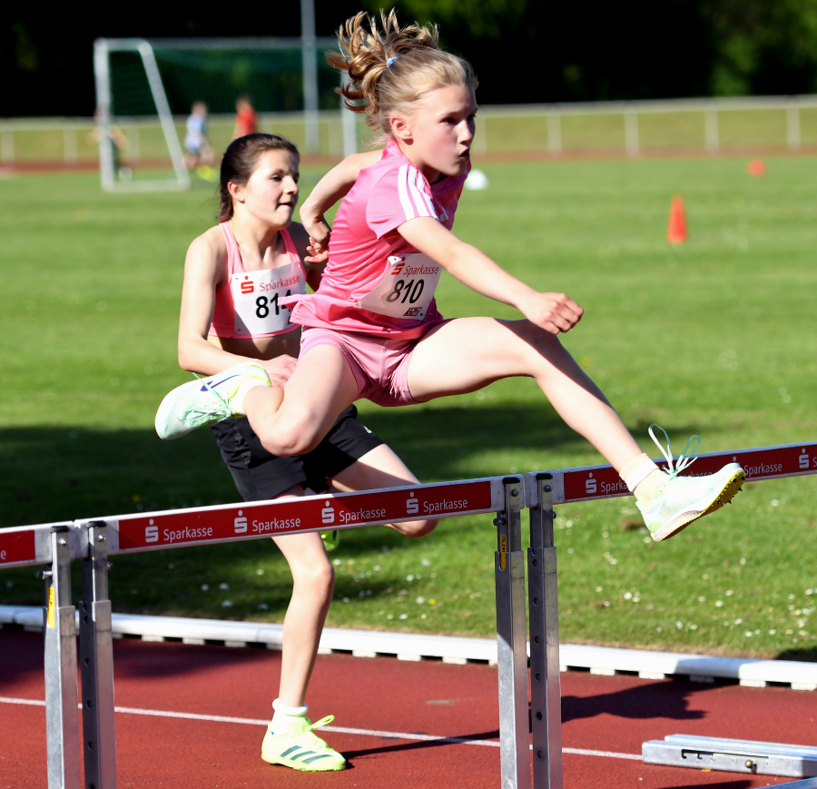 Sophie Bornemann vom LAZ Soest zeigte als 11-Jährige bereits eine ansprechende Technik beim Hürdensprint. Foto: Bottin Sophie Bornemann vom LAZ Soest zeigte als 11-Jährige bereits eine ansprechende Technik beim Hürdensprint. Foto: Bottin
