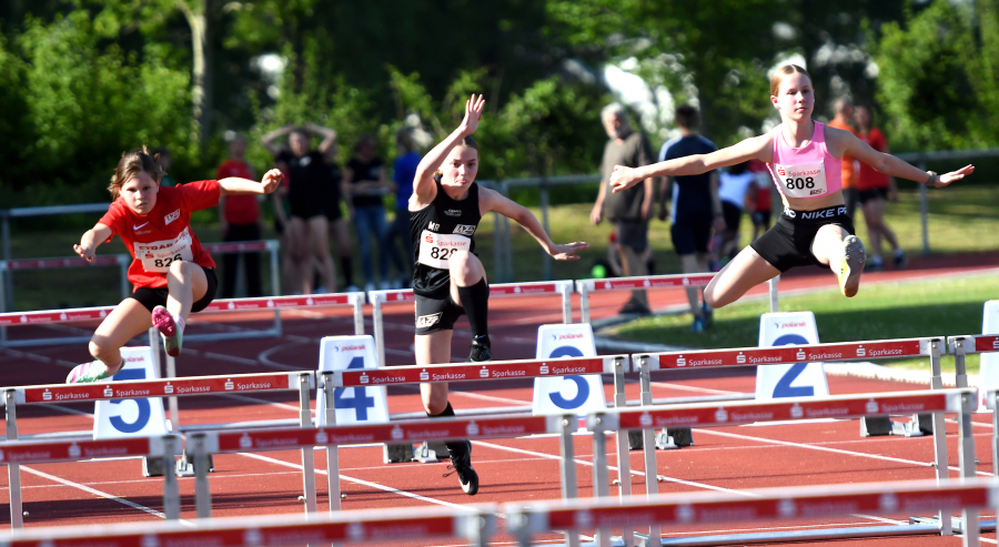 Debüt im Hürdensprint für die jungen LAZ-Sportlerinnen Isabella Reichenbecher (von links), Marie Rustemeyer und Noelle Biegel. Foto: Bottin Debüt im Hürdensprint für die jungen LAZ-Sportlerinnen Isabella Reichenbecher (von links), Marie Rustemeyer und Noelle Biegel. Foto: Bottin
