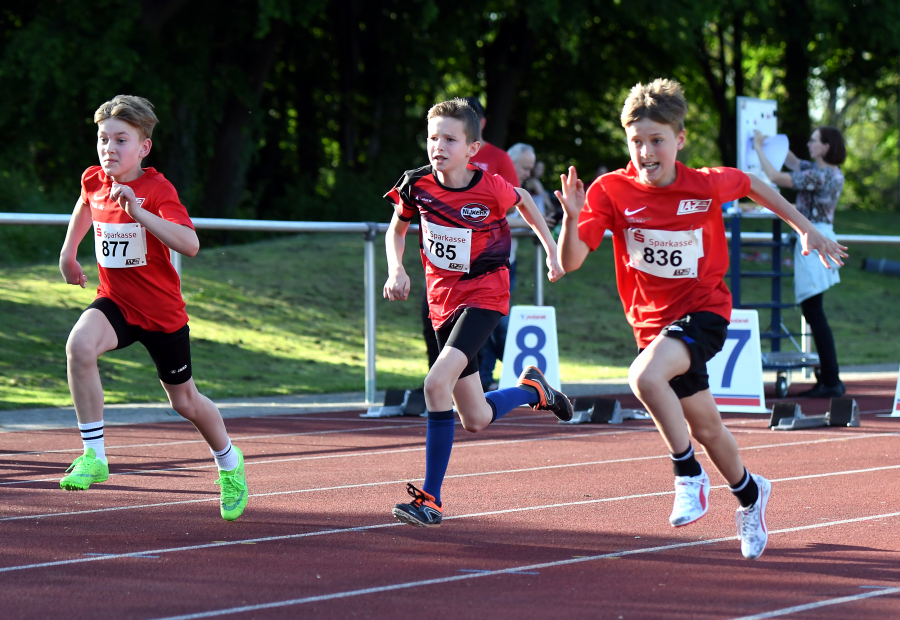 Voller Einsatz der U14-Jungen beim Sprint über 50 Meter (von links): Alex Händelmann (LAZ), ein niederländischer Sportler vom AV Nijkerk und Lenn Wolf (LAZ). Foto: Bottin