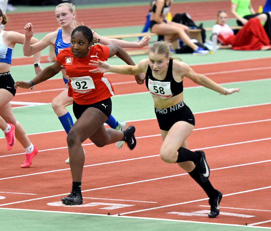 Gold und 60-Meter-Titel für Maja Bolinger (rechts): Im Ziel hat die Athletin des LAZ Soest einen Vorsprung von drei Hundertstel vor der Paderbornerin Kimberly Ogbuanu. Foto: Harald Bottin