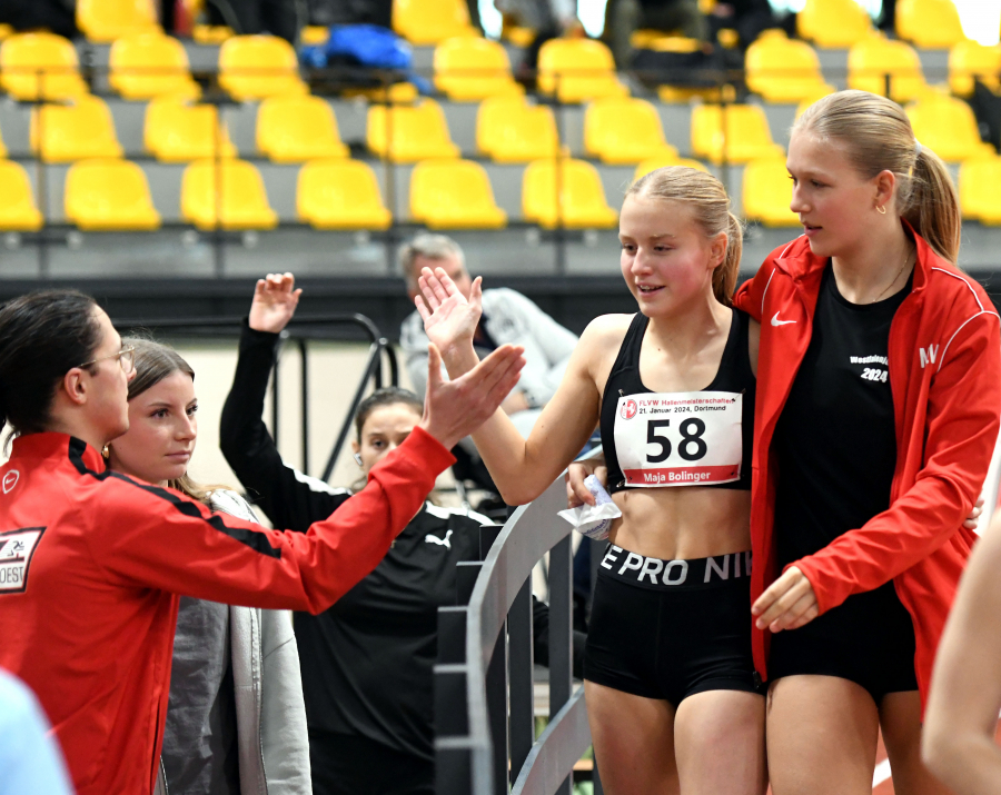 Erste Gratulanten der neuen Westfalenmeisterin Maja Bolinger vom LAZ Soest waren Mannschaftskameradin Mia Vollmer (rechts) und Trainer Florian Wendt (links). Foto: Harald Bottin