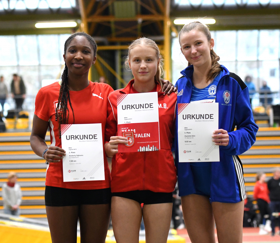 Westfalens W15-Sprintkönigin Maja Bolinger (Mitte) vom LAZ Soest mit Kimberly Ogbuanu (links, LC Paderborn) und Charlotte Görz (TV Werne). Foto: Harald Bottin