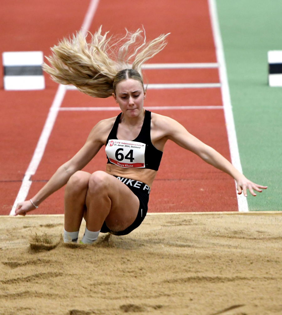 Persönliche Bestleistung: U18-Athletin Maya Klute vom LAZ Soest steigert sich im Dreisprung auf 10,42 Meter und wird Westfalen-Sechste. Foto: Harald Bottin