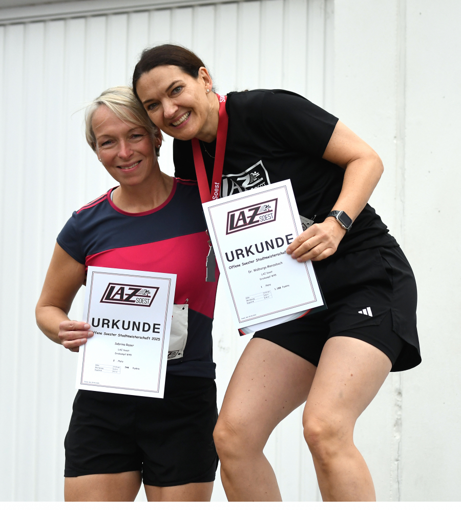 Auch die LAZ-Masters hatten Spaß beim Wettkampf: Hier Sabrina Raser (links) und Walburga Menzebach bei der Siegerehrung der W45. Foto: Bottin Auch die LAZ-Masters hatten Spaß beim Wettkampf: Hier Sabrina Raser (links) und Walburga Menzebach bei der Siegerehrung der W45. Foto: Bottin