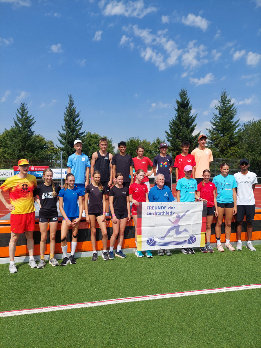 Die Teilnehmenden des Hochsprungcamps mit Bundesnachwuchstrainer Jan-Gerrit Keil (unten links) und Nauraj Randhawa (unten rechts). Foto: Straub