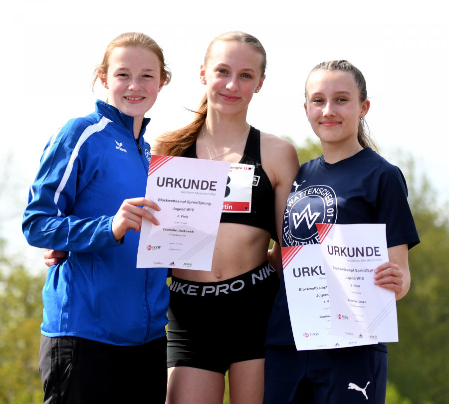 Sophie Martin (Mitte) vom LAZ Soest, hier als Westfalenmeisterin im Blockwettkampf vor Charlotte Jatzkowski (links, TV Gladbeck) und Vanessa Jaske (TV Wattenscheid), belegt in der Westf&auml;lischen Bestenliste 2023 einen zweiten und dritten Platz im Blockwettkampf Sprint/Sprung und Siebenkampf in der Altersklasse W15. Foto: Bottin