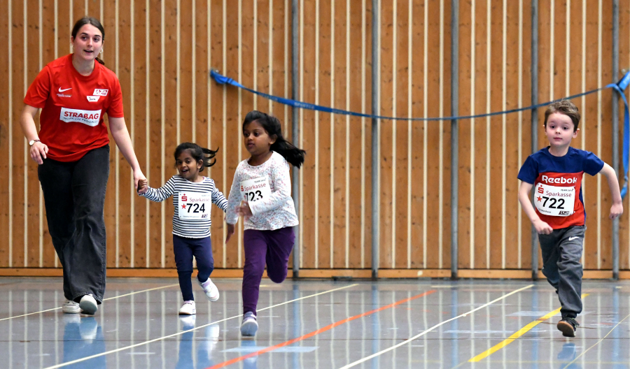Die Allerj&uuml;ngsten mussten beim 30-Meter-Sprint schon mal an die Hand genommen werden - wie hier von LAZ-Trainerin Jana Klee. Foto: Bottin