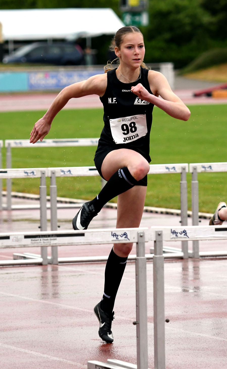 Konkurrenzloser Doppelsieg: Mia Vollmer (links) vom LAZ Soest  gewann den Landesmeistertitel im Siebenkampf vor Mannschaftskameradin Maya Klute. Foto: Bottin Konkurrenzloser Doppelsieg: Mia Vollmer (links) vom LAZ Soest  gewann den Landesmeistertitel im Siebenkampf vor Mannschaftskameradin Maya Klute. Foto: Bottin