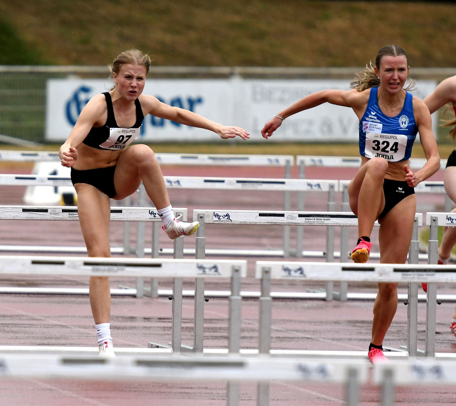 Maja Bolinger (links) vom LAZ Soest, hier im Hürdensprint zusammen mit Charlotte Görz vom TV Werne, erfüllte über 200 Meter in tollen 25,28 Sekunden die DM-Norm bei der weiblichen Jugend U18. Im Siebenkampf wurde sie Sechste der Meisterschaften. Foto: Bottin Maja Bolinger (links) vom LAZ Soest, hier im Hürdensprint zusammen mit Charlotte Görz vom TV Werne, erfüllte über 200 Meter in tollen 25,28 Sekunden die DM-Norm bei der weiblichen Jugend U18. Im Siebenkampf wurde sie Sechste der Meisterschaften. Foto: Bottin