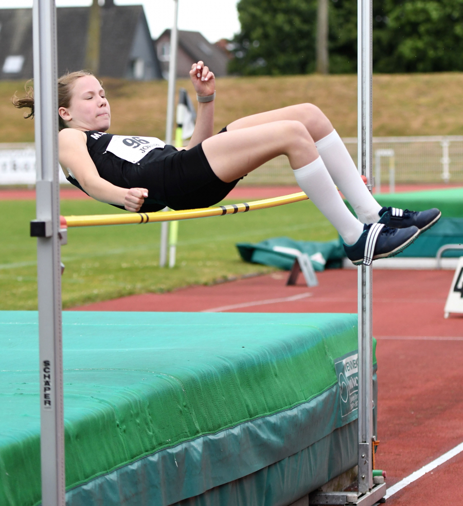Noelle Biegel (W12) vom LAZ Soest sorgte mit ihrem Titelgewinn im Vierkampf für eine Überraschung. Im Hochsprung erzielte die junge Soesterin 1,24 Meter. Foto: Bottin