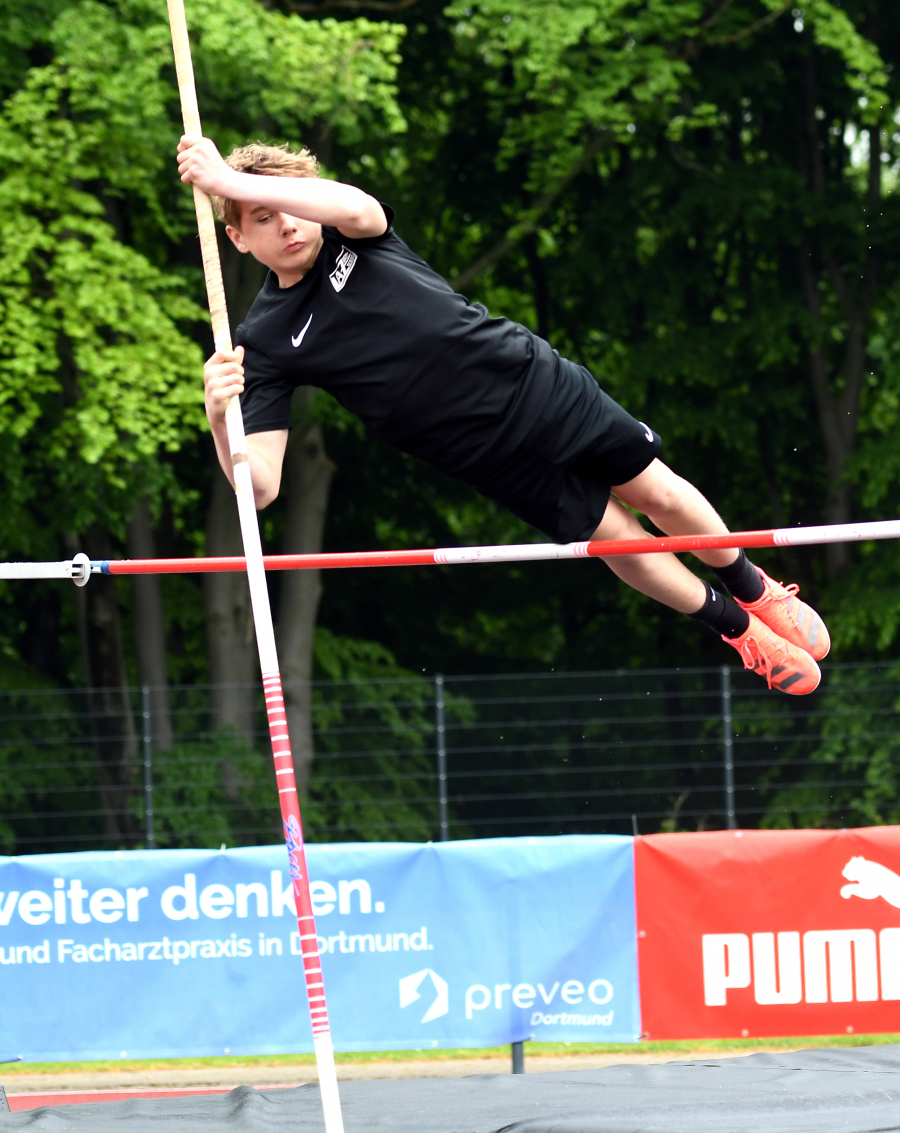 U14-Sportler Michel Bottin vom LAZ Soest meisterte bei seinem ersten Stabhochsprungwettkampf ausgezeichnete 2,40 Meter. Foto: Bottin